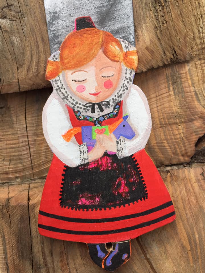 LaClicca's tweet photo. La #FieradiSantOrso si avvicina e tra le vetrine di #Aosta spunta una simpatica fanciulla con un costume a noi molto caro 🙂
Un grande grazie a #CristinaCancellara per questo omaggio!!! 🙂
#EnattendantLaSaintOurs #LaClicca https://t.co/LJQLiJKaly