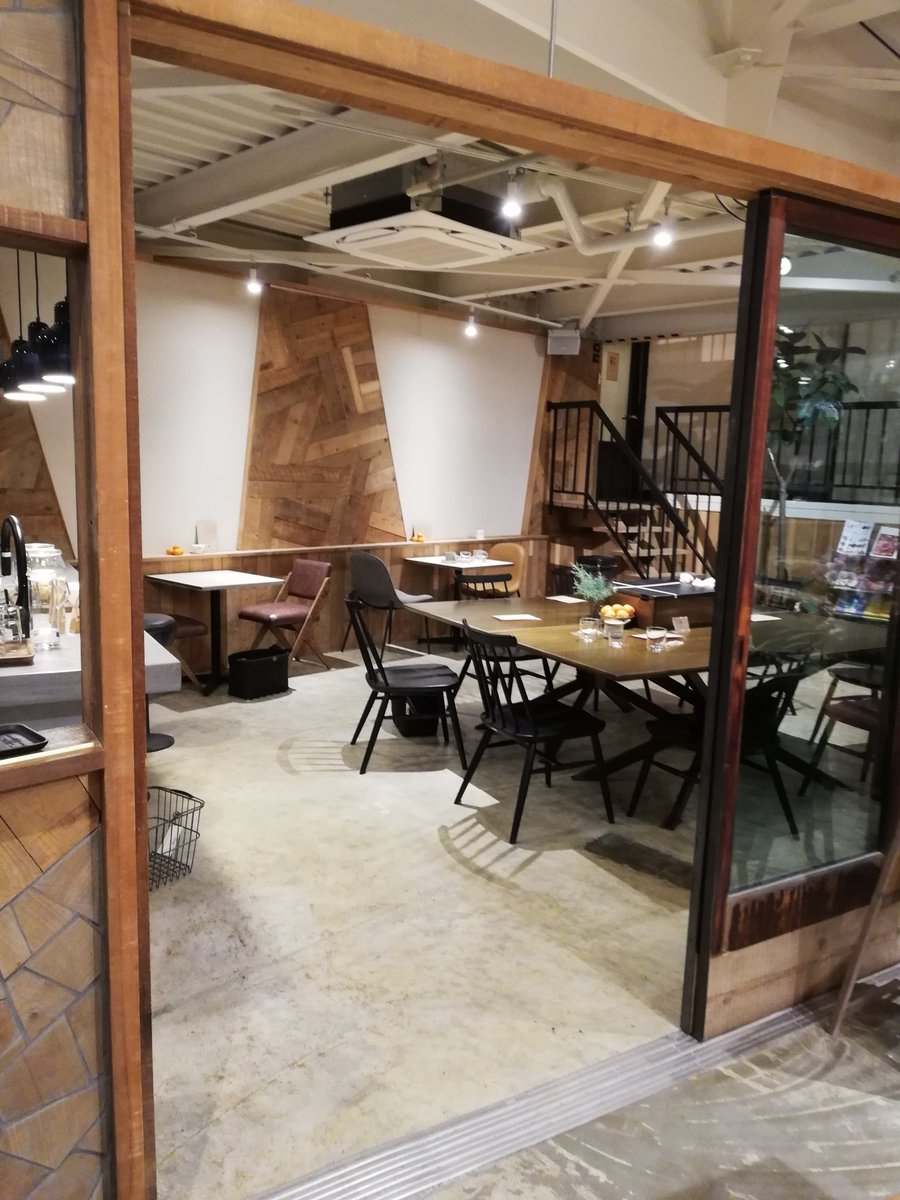 HA44778167's tweet photo. #丸十家具 さんにも立ち寄り
五枚目以降は以前行ったときやけど
五枚目の奥のところが #カフェ スペースに変わってた! #cafecircle というらしい
1枚目みたいに
相変わらずお洒落スタイリッシュ綺麗
https://t.co/TMP3w8SrTR https://t.co/3syZbR394w