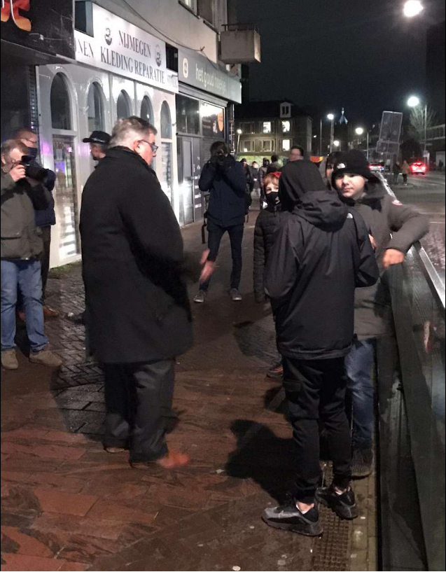 Bruls in gesprek met kinderen die zich ophouden op en rond Plein '44. Hij is empathisch en deelt de zorgen en onvrede over de avondklok. "En nu snel naar huis."

Je kunt zeggen wat je wil maar dit is wel een burgervader die te midden van zijn burgers en zijn stad staat. #Nijmegen