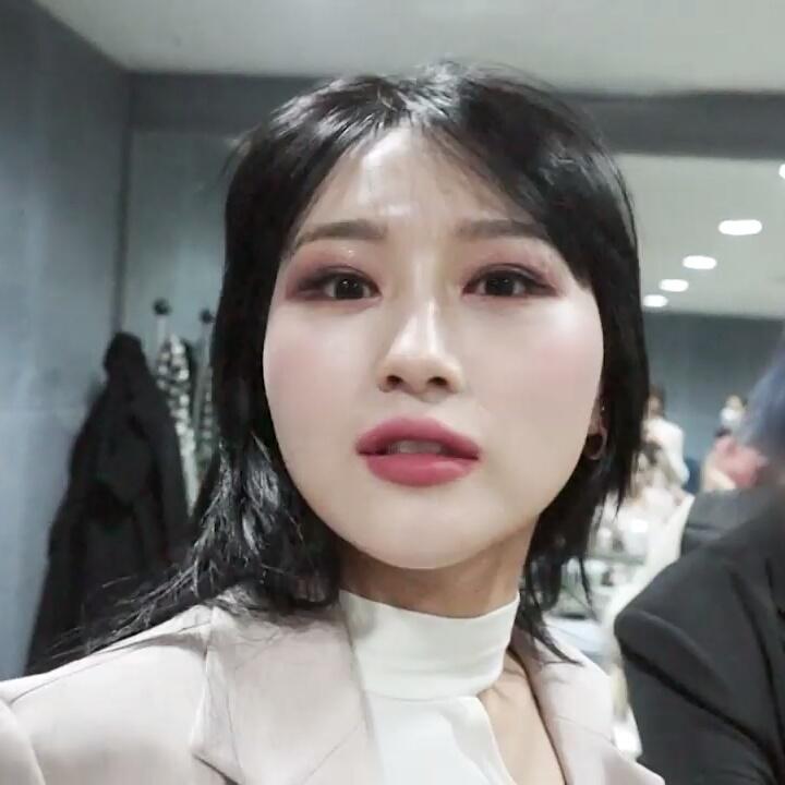 siyeon being round: a messy thread