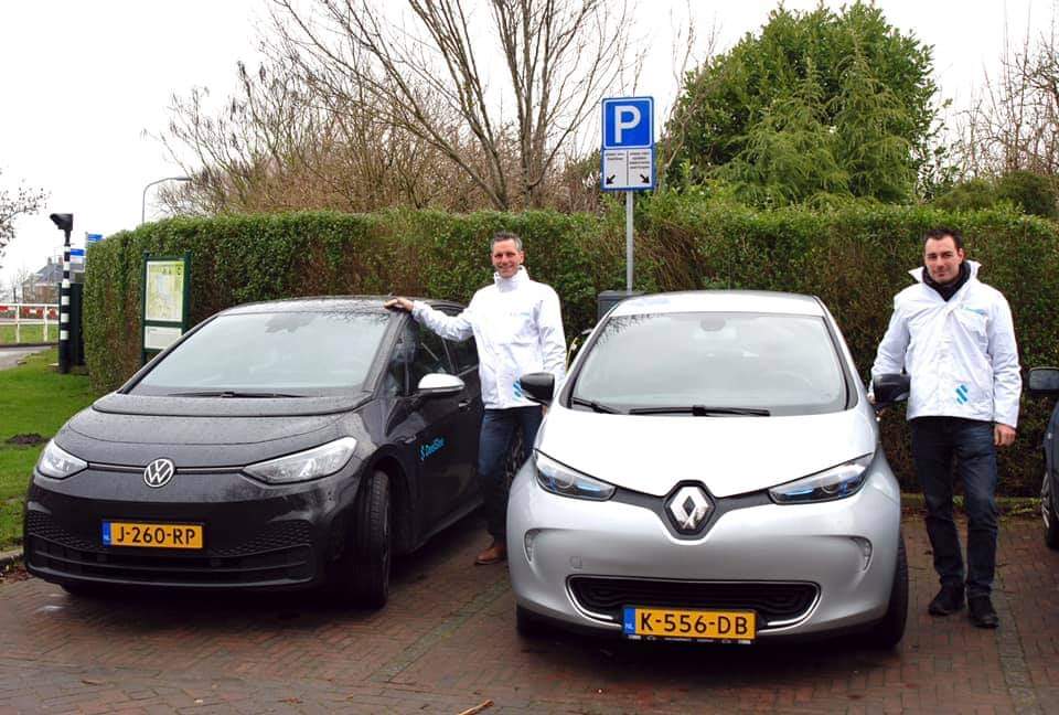 Weet je dat de Zoe’s zijn ingericht om huisdieren mee te  nemen? Met hondenrek is dat wel zo veilig én met speciale bekleding wel zo schoon! De vrijwilligers van #deelslee zijn beschikbaar voor kennismaking, instructie of een proefrit. Contact@deelslee.nl als je meer info wilt.