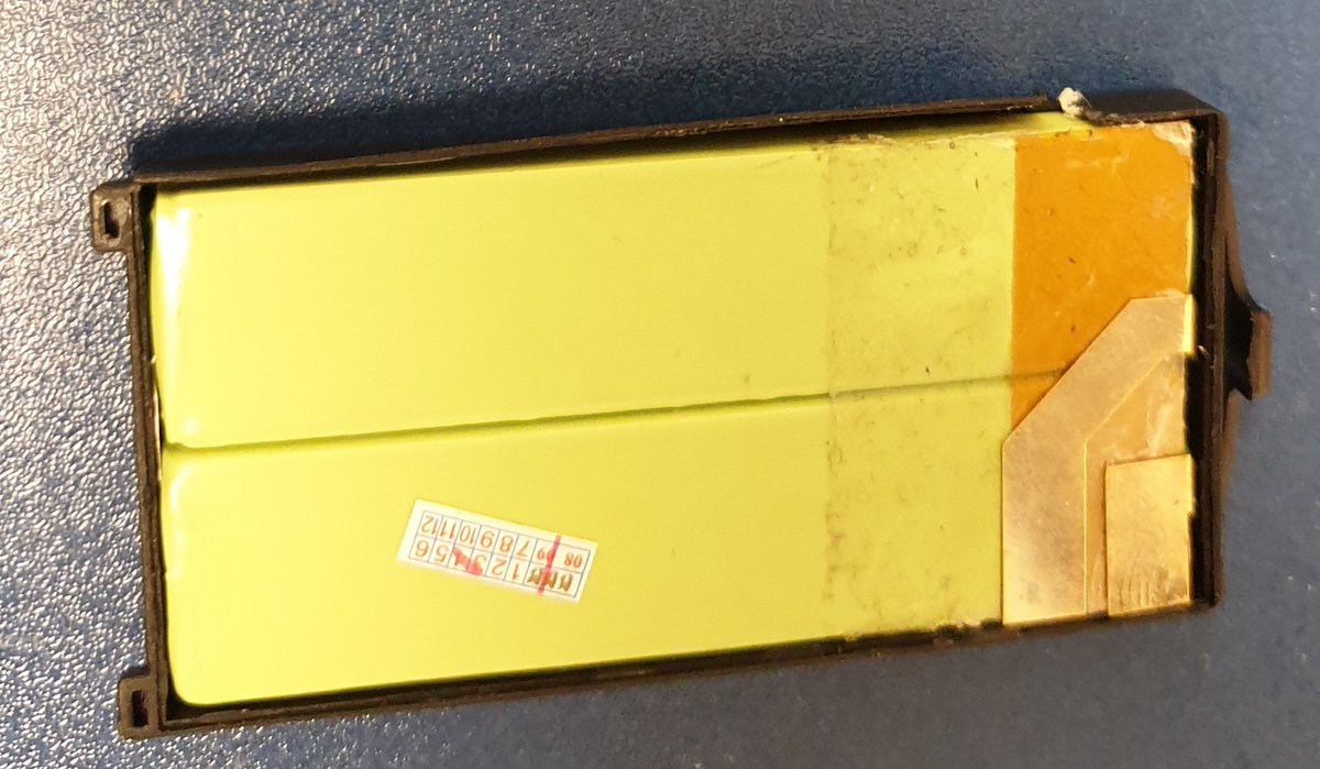 LaF0rge's tweet photo. Manually rebuilding battery packs for ancient #GSM phones so they can be operated again (with #osmocom network, of course) https://t.co/G0IRik5NWg