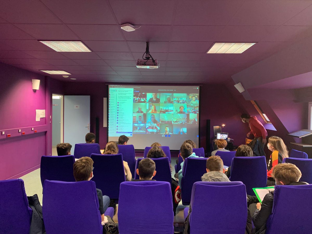 #ÉcoConseillersdelOcean
Les élèves de 3ème de la classe glisse très attentifs lors de la présentation du projet ! Et au passage un petit aperçu de la salle cinéma du collège (si si on a une vraie salle de ciné) @DAACBretagne <a href="/VilleSaintMalo/">Ville de Saint-Malo</a> @ille_et_vilaine