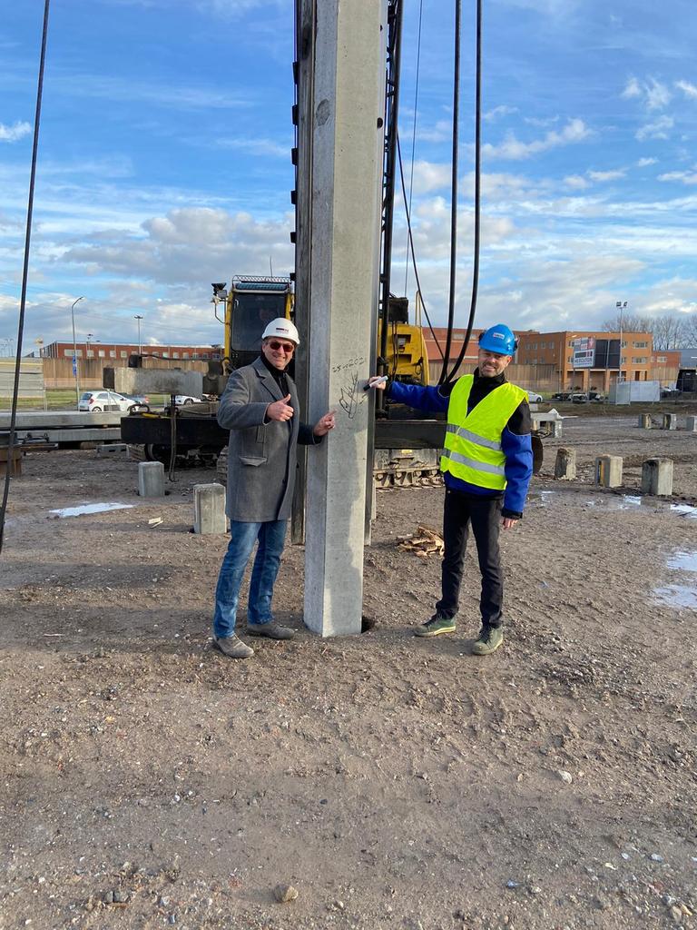 RonDrijver's tweet photo. Vandaag de speciale (Feest) paal geslagen voor de realisatie van het nieuwe bedrijfspand met kantoren en werkplaats van Rentalpumps te Dordrecht. #Heruton #Rentalpumps https://t.co/gQWT0jhFsZ