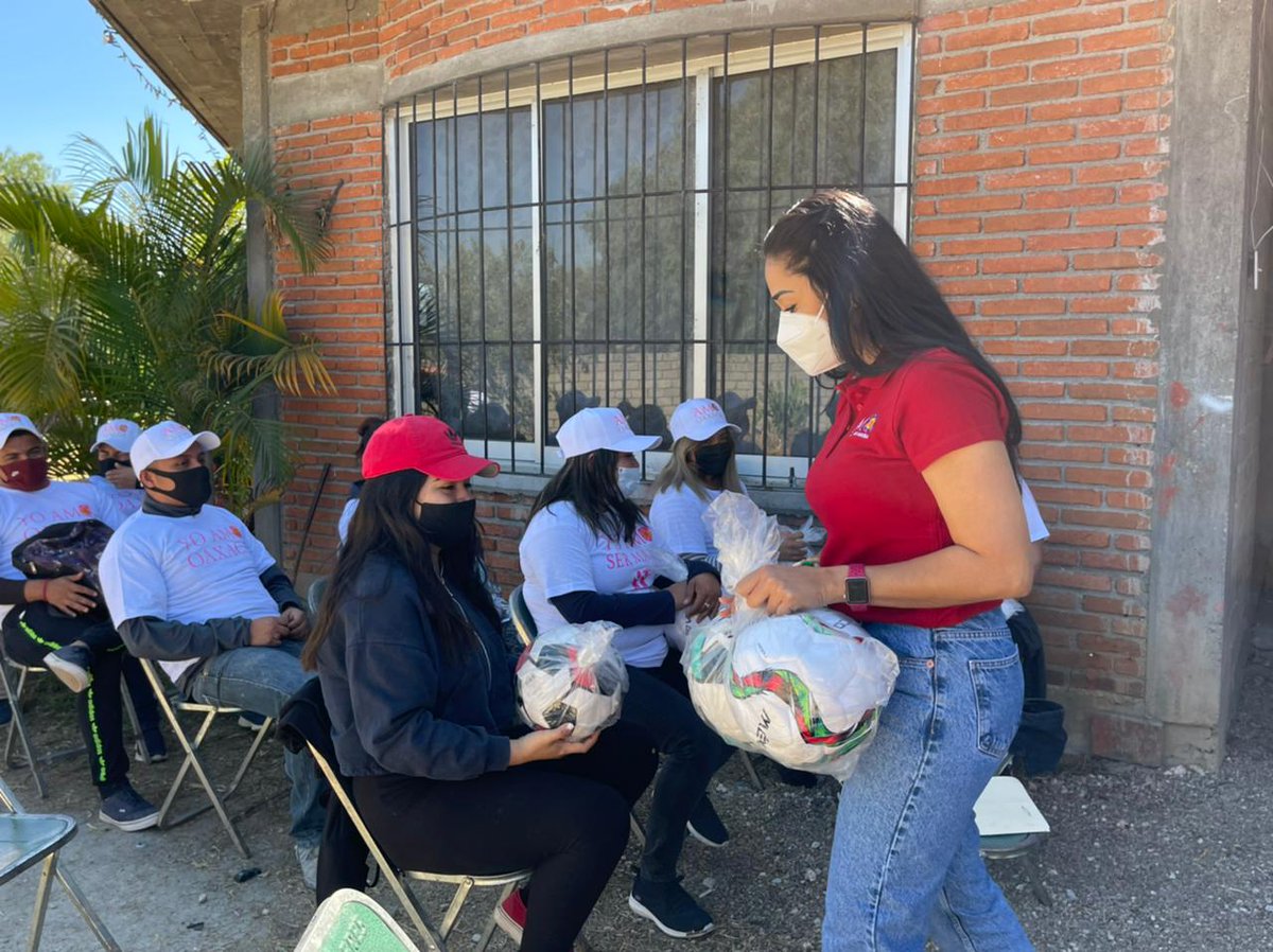 FundacionAMO's tweet photo. Nos llena de alegría brindarle herramientas a las y los jóvenes que los motiven a realizar deportes y que lleven una vida saludable; en nuestra visita a Rojas de Cuauhtémoc, entregamos balones a las ligas de fútbol femenil y varonil de esta localidad. https://t.co/sMs3XFOdki
