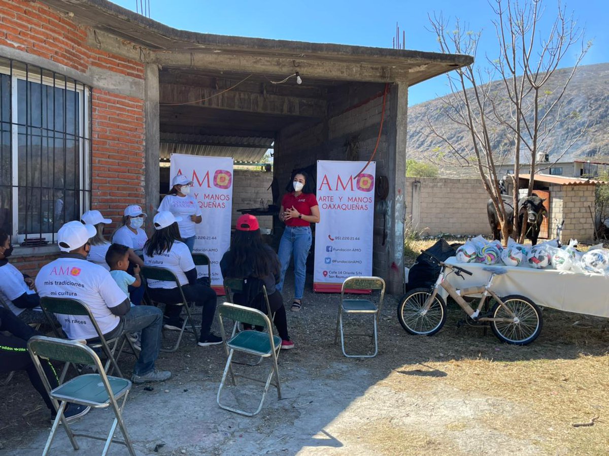 FundacionAMO's tweet photo. Nos llena de alegría brindarle herramientas a las y los jóvenes que los motiven a realizar deportes y que lleven una vida saludable; en nuestra visita a Rojas de Cuauhtémoc, entregamos balones a las ligas de fútbol femenil y varonil de esta localidad. https://t.co/sMs3XFOdki