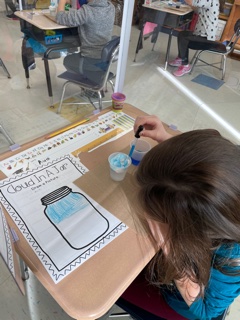 perlesmagnet's tweet photo. Clouds in a Jar Experiment!  #kindergarten #STEAM #raininajar #hypothesis https://t.co/KfQAsKUJFX