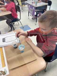 perlesmagnet's tweet photo. Clouds in a Jar Experiment!  #kindergarten #STEAM #raininajar #hypothesis https://t.co/KfQAsKUJFX