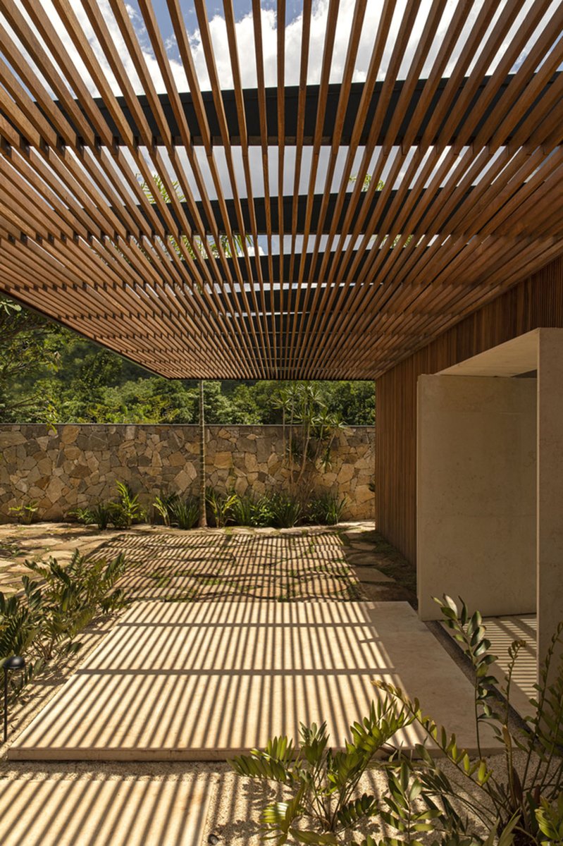 WACommunity's tweet photo. Warm materials and big entrance with pergola create variations in common areas in Q04L63 House by mf+arquitetos: https://t.co/tZZET5oMJ3 #brazil #architecture https://t.co/xqQ2jmiZOP