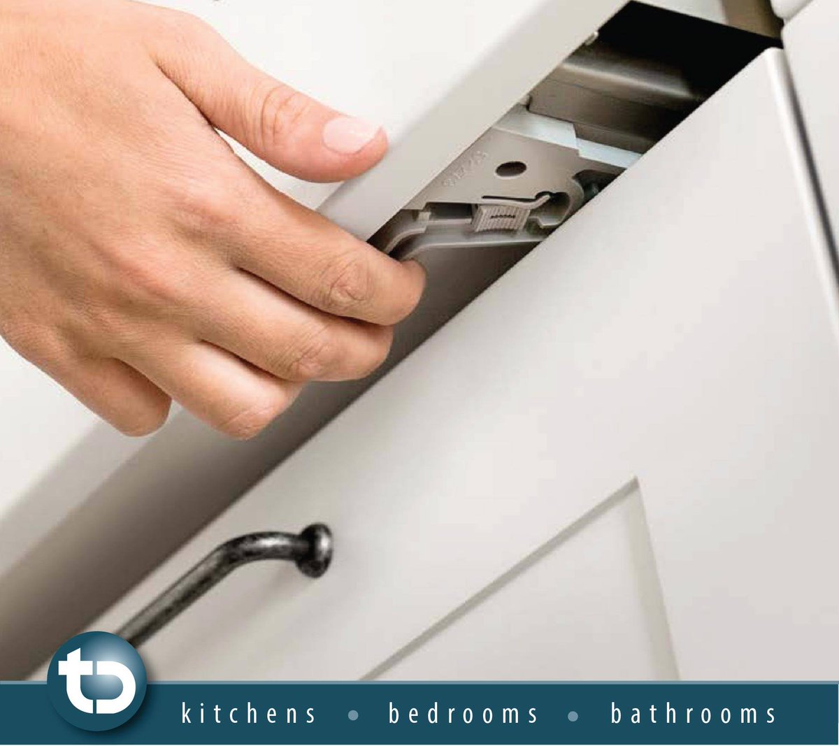 KNIFE 🔪 SCISSORS ✂️ FLAMES 🔥 have no place in children's games.
The child safety lock prevents the drawer from opening in the conventional way. A small trick allows effort- less opening: just pull the hoop at the bottom of the drawer. Safe and practical.