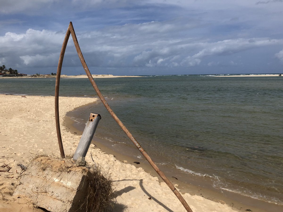 Ivan_Lira_RN's tweet photo. Chamado Baquipe (do tupi “rio pequeno”) ao tempo colonial, depois nominado Rio Ceará-Mirim, é aqui que ele desemboca no Oceano Atlântico, formando um gracioso delta que divide as praia de Barra do Rio e Jenipabu. #litoraldorn #belezasdorn #veraorn #litoralrn #litoralnorte https://t.co/nqS8xCe6Mj
