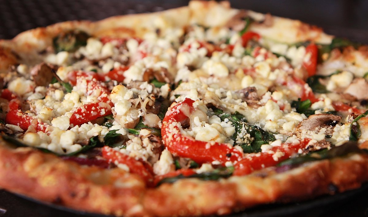 The Popeye
Spinach, roasted red peppers, red onions, mushrooms, feta, parmesan, oregano, mozzarella-provolone, garlic and olive oil
