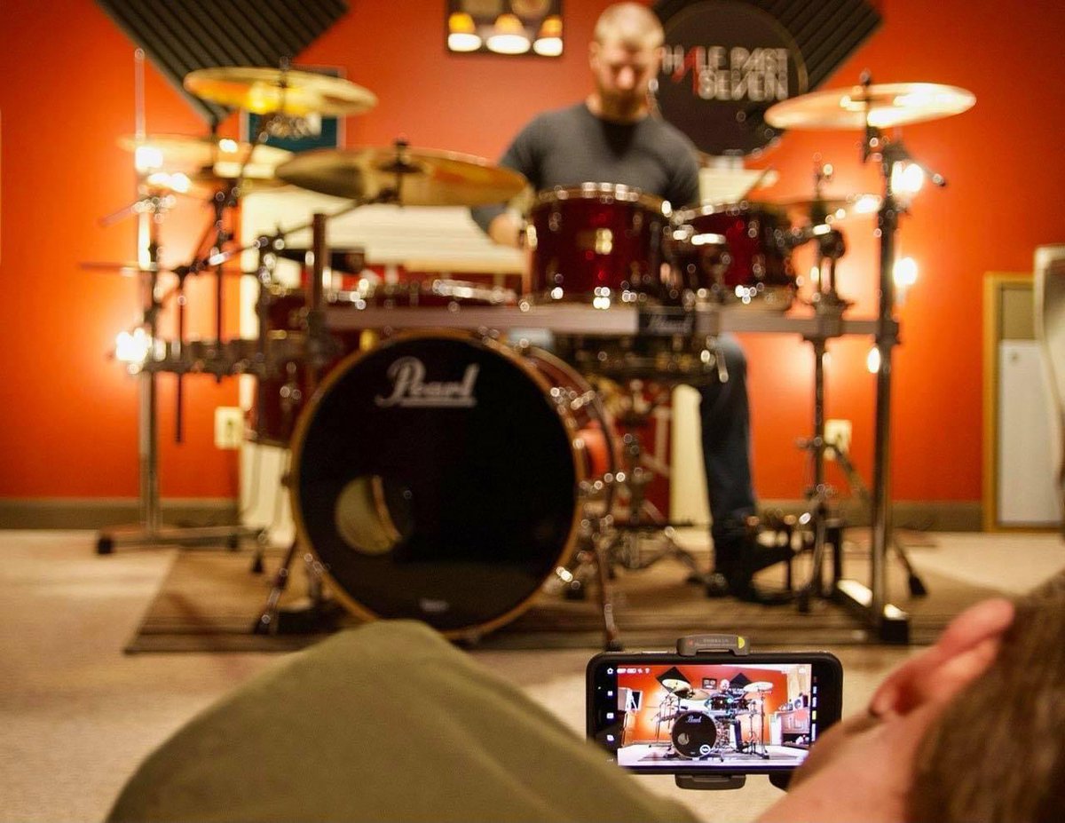 Hope everyone is digging the new single! If you haven’t added it to your music library yet, you can do so by visiting the shortcut link down below! 🤘🔊🎶 smarturl.it/dont-wanna-be-…