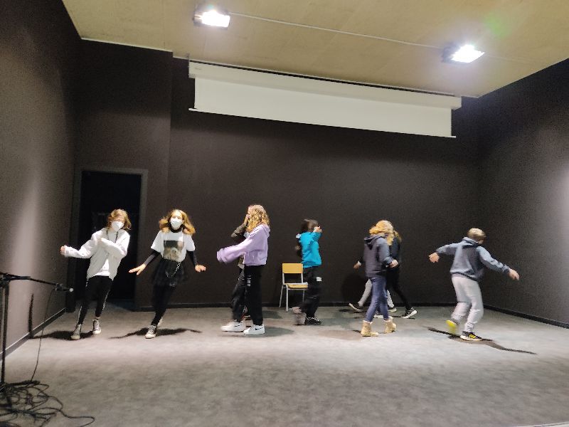 EscolaElsPins's tweet image. Activitats d'expressió corporal dins del projecte #POEFA #èxitEducatiu L'alumnat de #6PRi treballa els #ODS mitjançant el moviment. Amb @TodoporqueRias @Sammytaylord