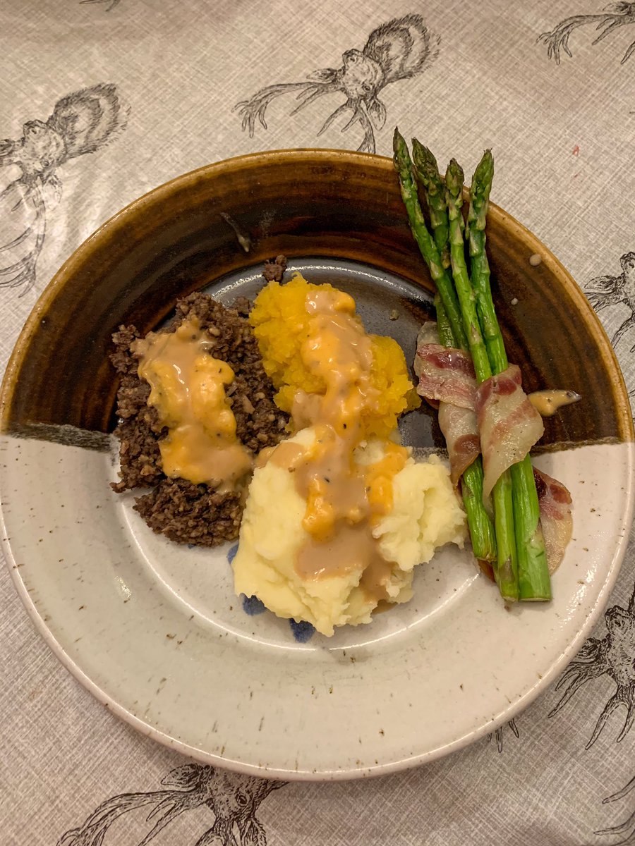 TonnaRob's tweet photo. Today we celebrate in Scotland the life &amp; work of poet Robert Burns! And we are having an affa bonny meal: haggis, neeps, tatties with whisky sauce and a Cranahan cheesecake for pudding 💙 Happy Burns night to all! #peakersscotland @SamHeughan @FoodiePeakers @MyPeakChallenge https://t.co/4NgqtdpbU3