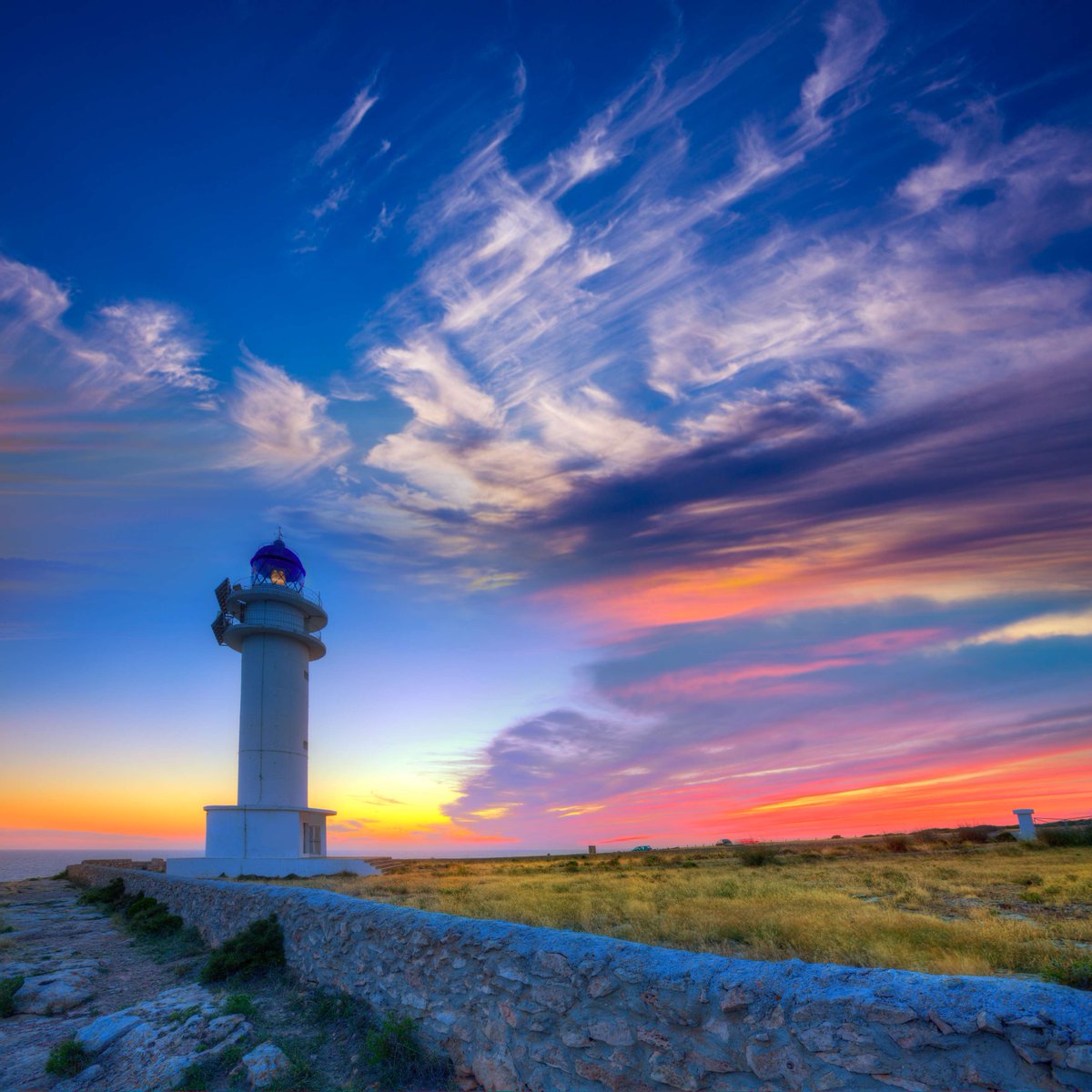 TurismeBalears's tweet photo. 💡 38 son los faros que iluminan nuestras costas, algunos 😍 📸  tan fotografiados como el de la imagen. 🤔  ¿Sabrías decirnos cuál es? Una pista... 🔝 ¡Está en #Formentera! @visitformentera @farsdebalears https://t.co/R7QCkOftFF