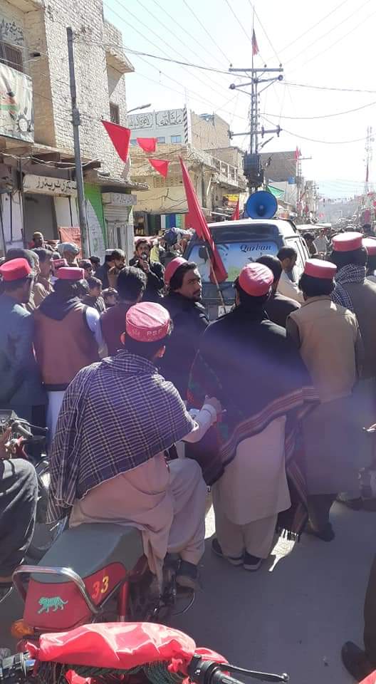 Pashtun Students Federation demonstrates in Zhob against desecration of state institutions with the deadbody of Bank Karima Baloch buried
 Alamgir Mandokhel, provincial chairman of the Pashtun SF addresses protesters
#JusticeForKarimaBaloch 
@ManzoorPashteen @a_siab @BushraGohar