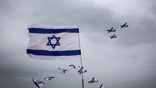 Israel to close its only major airport in bid to slow coronavirus spread https://t.co/qUnj0q2Lu0 https://t.co/79uiYEQtIZ