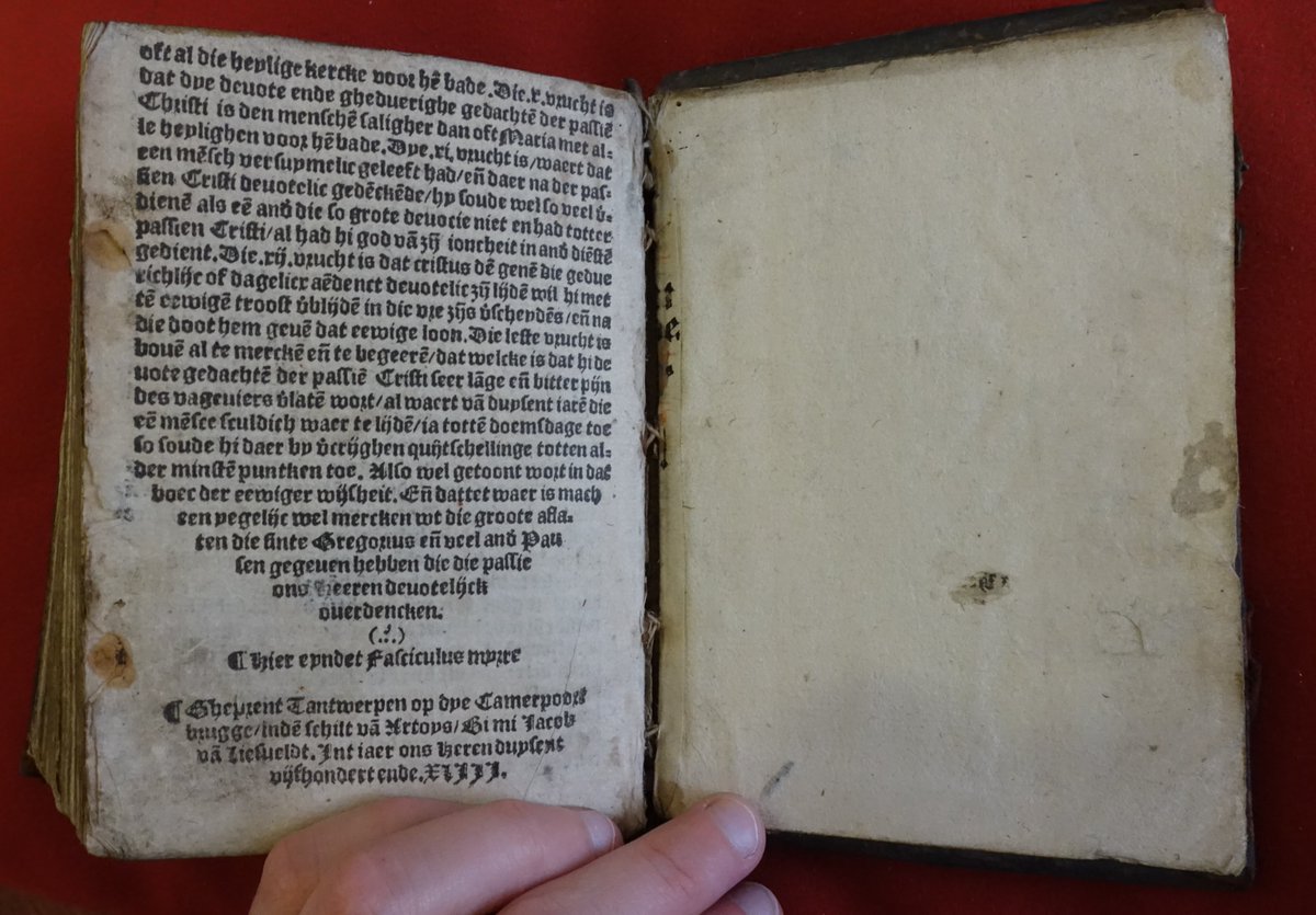 Ioanna Santeles' book is a 1543 edition of the Fasciculus Mirre, containing meditations on Christ's life. This copy is at Ghent UL (Acc. 24 388). I love to be able to visualise - at least an idealised version of - Santeles' daily activities, including reading :) 6/6