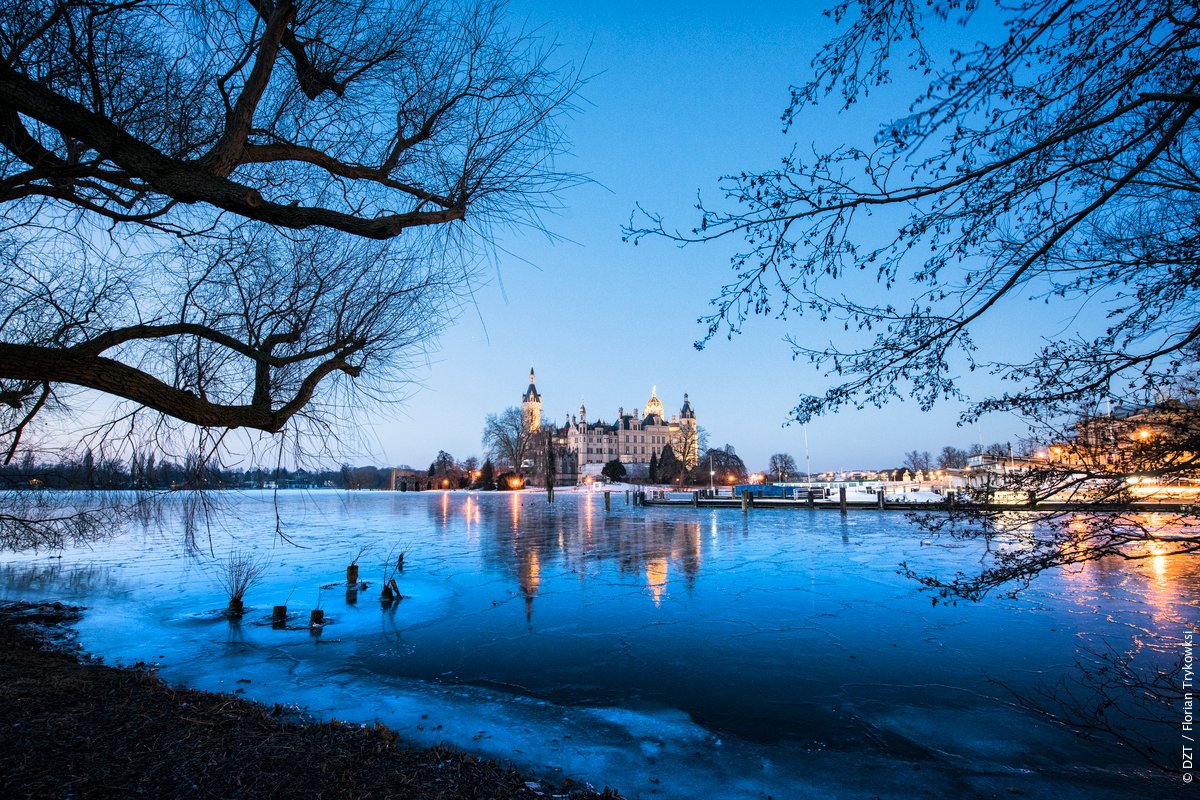 🏰 Check out how this romantic fairytale fortress, with its many towers, domes and wings, is reflected in the waters of Lake Schwerin. It should definitely be on your must-see list during a visit to northern Germany. ✅