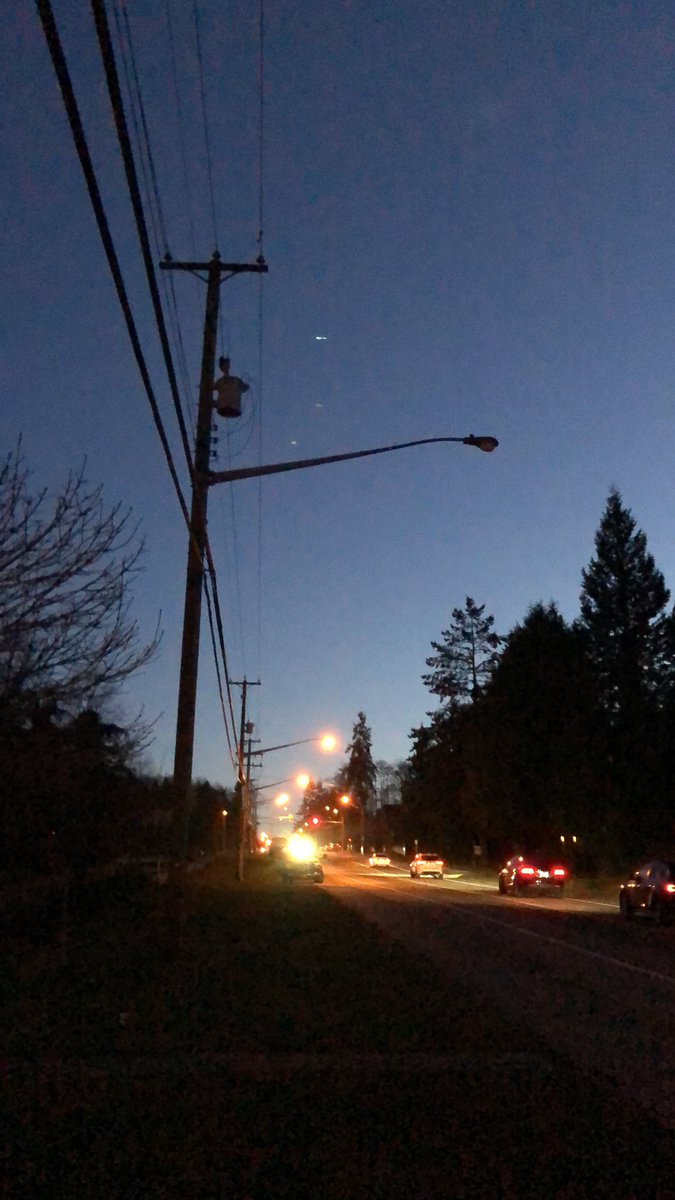 Deepabee's tweet photo. #cityofsurrey #144street @CityofSurrey this light has been out for many years now. Any chance the bulb can be replaced. It creates a very dark spot on the street as there is no adjacent street light. Thank you in advance https://t.co/UkbHuL4MsA