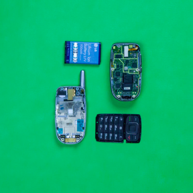 anatelmx's tweet photo. ¿Se rompió tu celular y quedó inservible? Recuerda que el 90% de sus componentes pueden ser reciclados. #ElReciclajeTeLlama https://t.co/ip1Ky7ug97