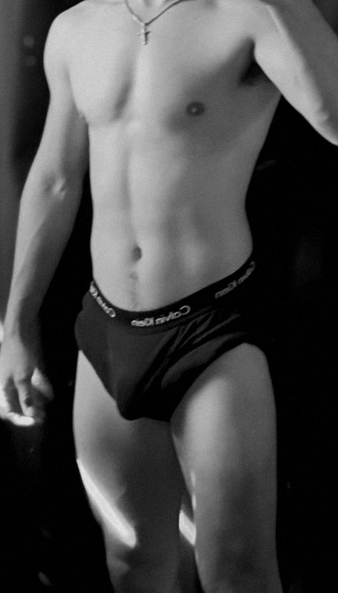 Chavoverst's tweet photo. #Bulge #Bulto Me encantan las fotos en claro oscuro, hacen resaltar todo, alguien quiere? https://t.co/Re2EBbz95V