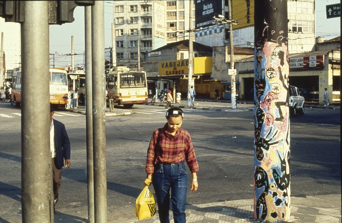 mis_sp's tweet photo. O colorido da arte de Alex Vallauri está ocupando que famoso ponto da capital? 🎨 #SP467
📸 Coleção Alex Vallauri. ca 1980. Acervo MIS. #culturasp https://t.co/HEwxGnQpac
