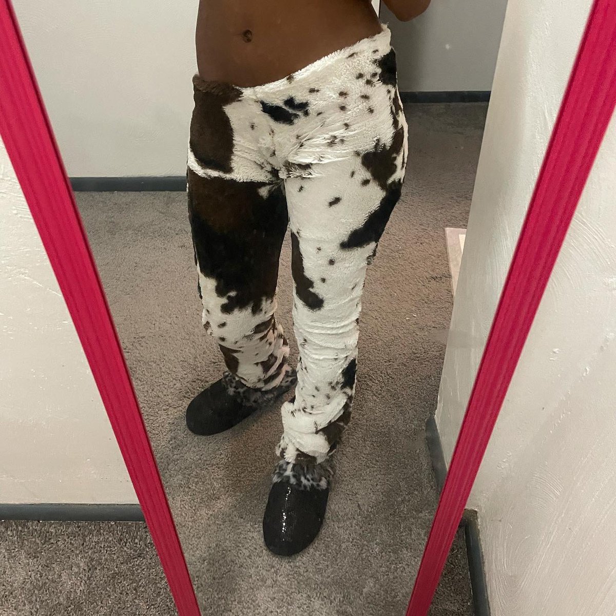 ms_pinktrap's tweet photo. Iteeee finished (well I gotta add one more thing) my first pair of pants today 🤗 I tried to make them stacked but as yall can see...😭 https://t.co/r4PNXgiWkj