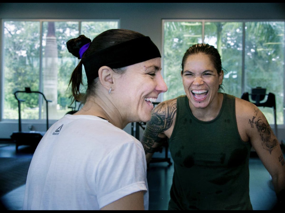 8 years 🎊 it looks like we're going to make it 😅I love you baby mama.❤️ 8 anos 🎉 A gente segue andando
Entre tapas e beijos
Eu sou dela e ela é minha
E sempre queremos mais. (Te amo mãe das crianças) @NinaAnsaroff https://t.co/VM5f7XLKHk