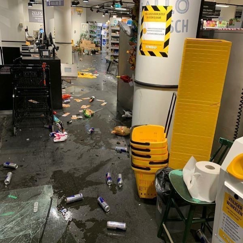 How has anything with this to do with protesting against the Corona measurements? DESTROYING STORES!? What did the owners do??? It's not their fault. I'm ashamed of this country I'm living in.