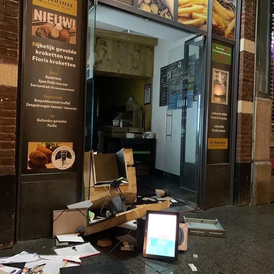 How has anything with this to do with protesting against the Corona measurements? DESTROYING STORES!? What did the owners do??? It's not their fault. I'm ashamed of this country I'm living in.