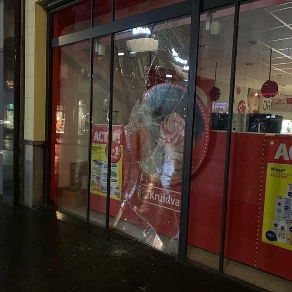 How has anything with this to do with protesting against the Corona measurements? DESTROYING STORES!? What did the owners do??? It's not their fault. I'm ashamed of this country I'm living in.