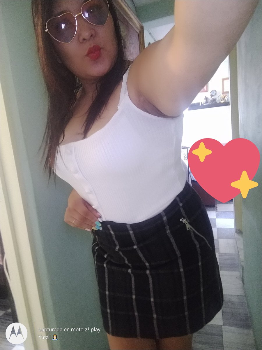 ladienimue's tweet photo. No te puedes resistir a mis lentes de corazón https://t.co/iKgL9L3Ko9