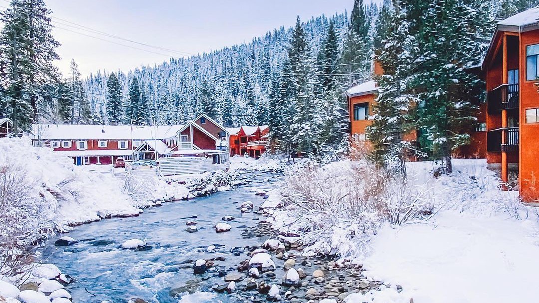 TahoeNorth's tweet photo. Snow-yeah! Over this next week in North Lake Tahoe we will be receiving (potentially) the biggest snow storm we've seen in a long time. Strap on your skis, snowshoes, and your winter boots because this week is looking sweet. 
📷 via j_radventures on IG https://t.co/F2OGMtXw0d