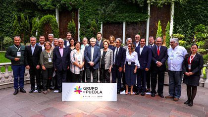 joseantoniokast's tweet photo. No puedo invitar a nadie a mi casa, porque estamos en Transición en RM. Pero el Presidente de Argentina puede venir a Chile, no hacer cuarentena y juntarse con la izquierda extrema del Grupo de Puebla. ¿Se repetirá esta foto mañana? ¿Van a controlar el aforo? ¿Lo van a detener? https://t.co/RlP3GZlQ4o