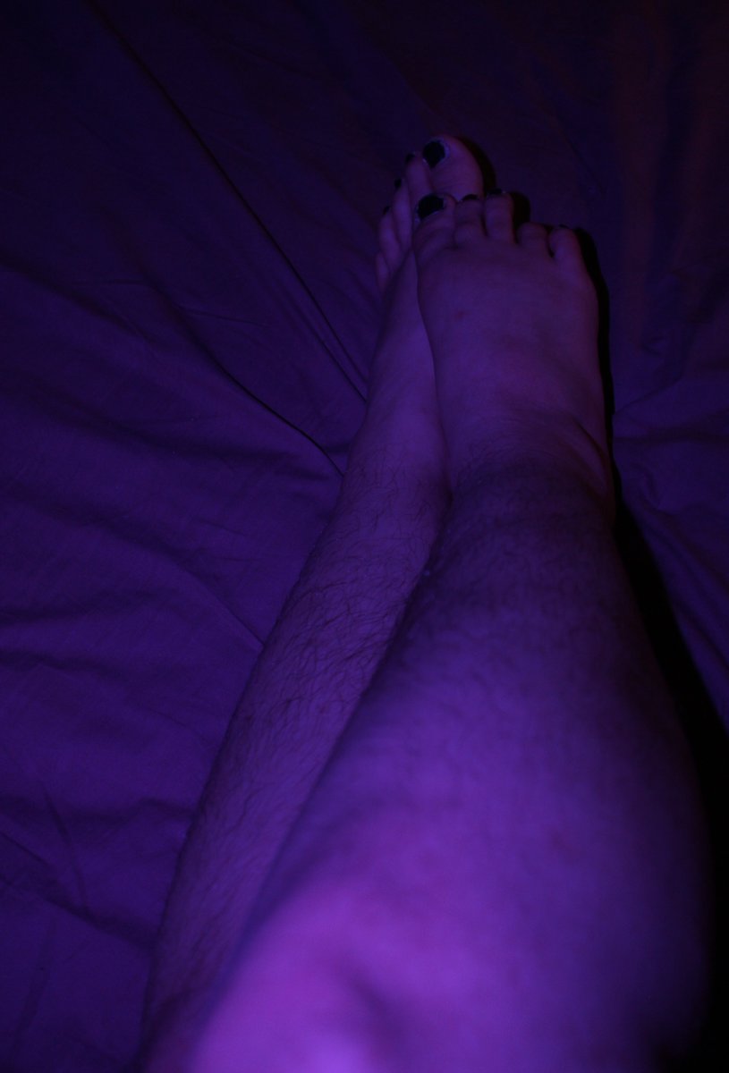 YourZulma's tweet photo. Un petit aperçu de mes #chevilles, des #mollets jusqu'aux #orteils, sous une lumière violacée intense.
J'espère que vous les apprécierez.

#tatoo #bodyhair #pieds #pied #feet #foot https://t.co/YOyNlPFHBA