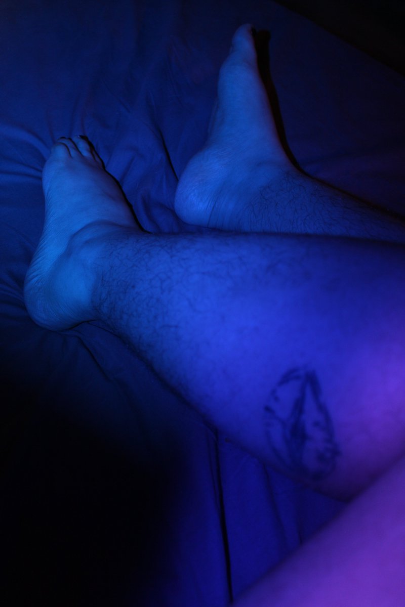 YourZulma's tweet photo. Un petit aperçu de mes #chevilles, des #mollets jusqu'aux #orteils, sous une lumière violacée intense.
J'espère que vous les apprécierez.

#tatoo #bodyhair #pieds #pied #feet #foot https://t.co/YOyNlPFHBA
