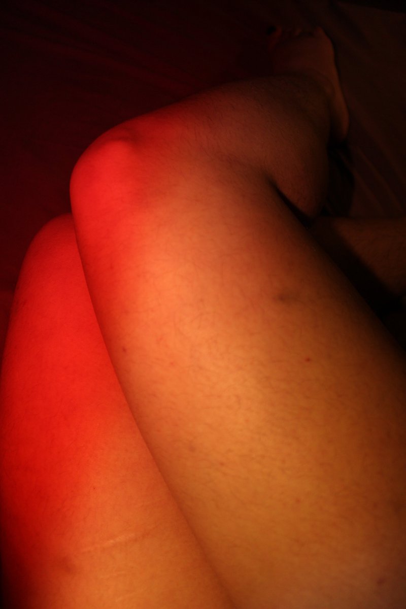 YourZulma's tweet photo. Voici mes #cuisses sous une lumière #chaude et #douce : aimeriez-vous les #caresser ?

#thighs #thigh #thighfetish #lightorange #caresse https://t.co/93sj8oXT79