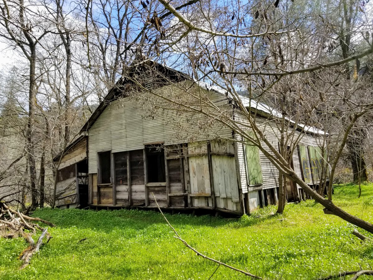 ShastaCascade's tweet photo. Trinity County has the coolest places! This is Helena. The town is gone, but the buildings and history remain. There is gold panning, swimming, and a ton of places to hike here, as well as some amazing old buildings, graveyards, and unique flora. #VisitTrinity https://t.co/ilxKyvkdBY