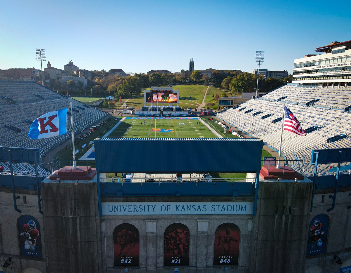 @garfield151015 @CoachJoeWillis @UHCougarFB Whatโs next? Lawrence is HOME!๐ต๐ด#RockChalk @CoachJoeWillis @garfield151015 https://t.co/2UfSmDBXB7