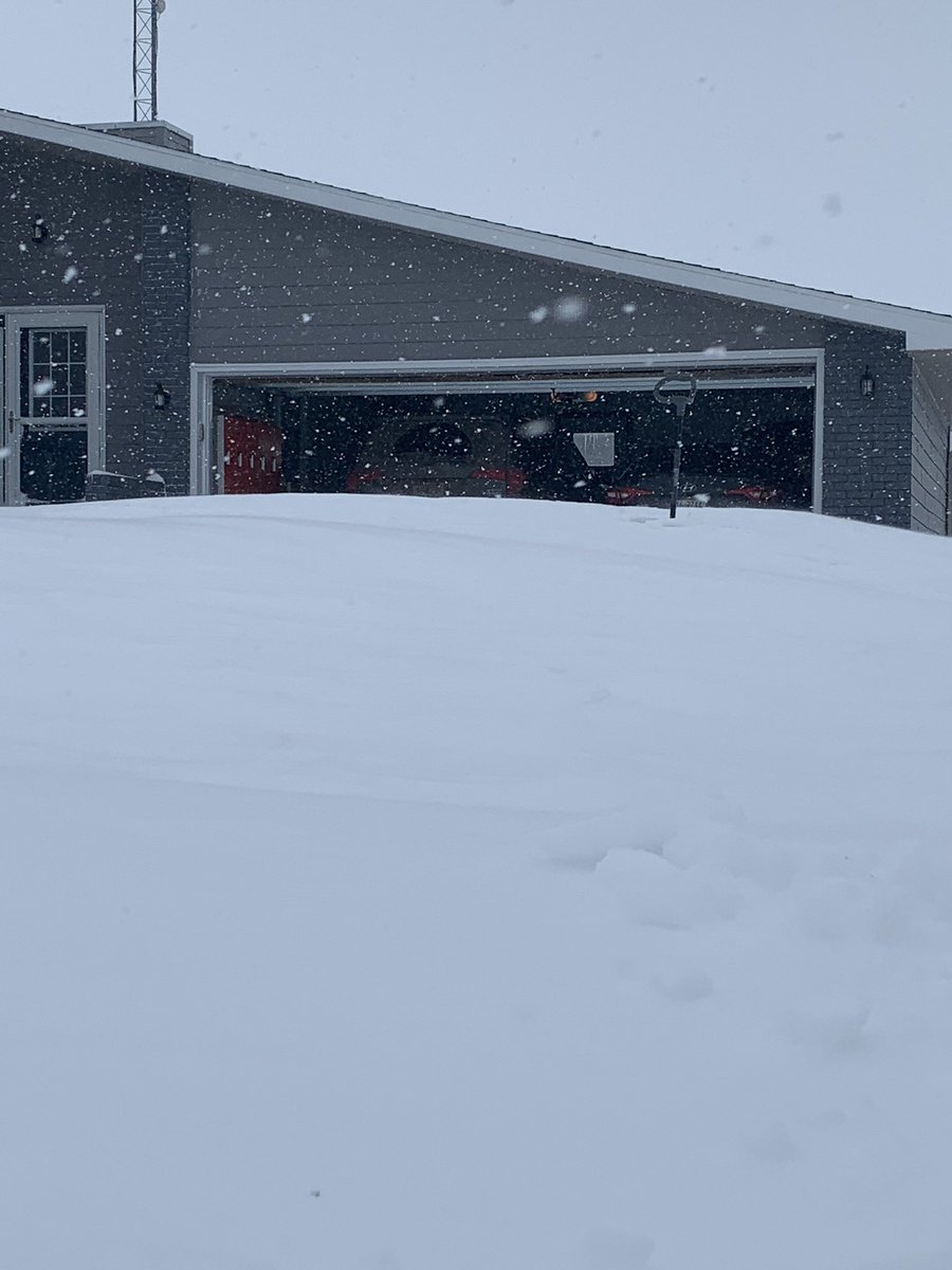 jrbigredfan's tweet photo. Just a wee bit of snow today...and still snowing. https://t.co/XWyhHM00ri