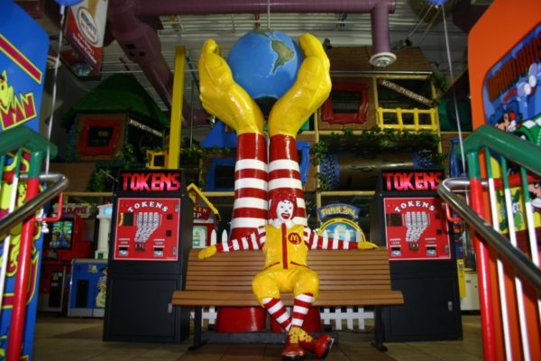 the "world's largest entertainment mcdonald's" most certainly did its best to live up to its title. its interior was covered in an absolute whirlwind of decoration - mcdonald's character statues, crocodiles, whales, past us presidents, the statue of liberty, jungles, jukeboxes.