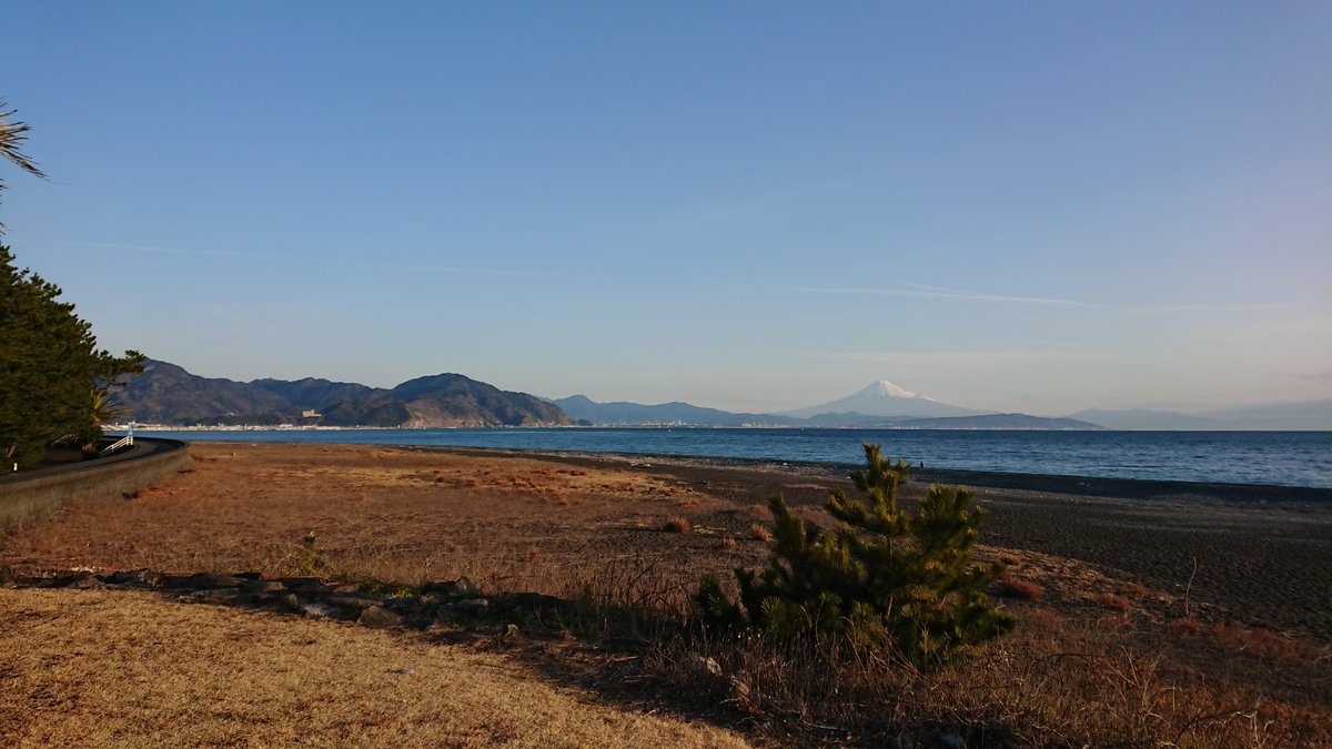 カツオトレイン On Twitter 地元の石津浜公園に来ました 昨日よりは寒いなあ 本日も 朝日や富士山 の写真をお届けしたいと思います 石津浜公園 焼津 散歩 朝日 富士山