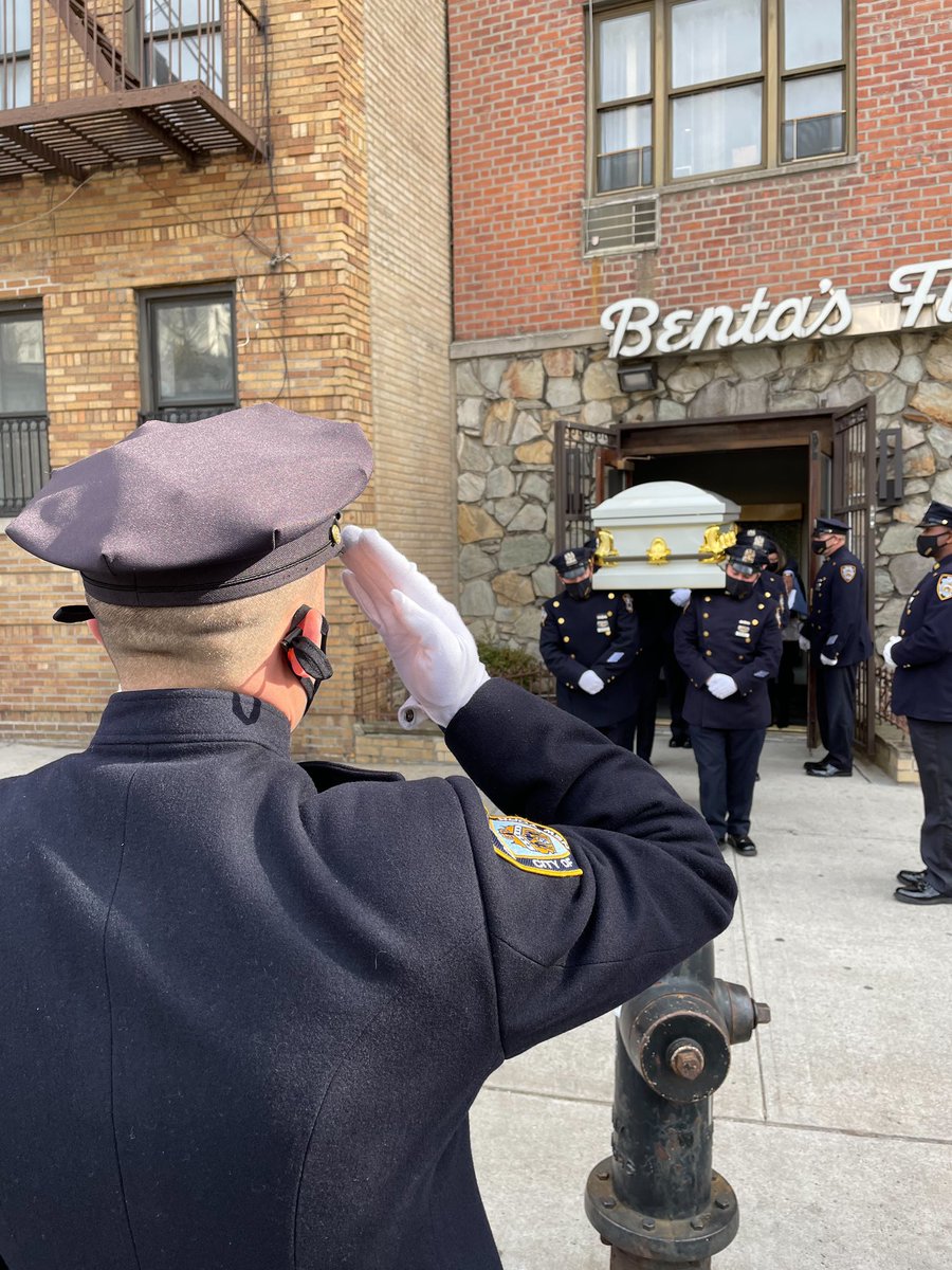 NYPDCeremonial's tweet photo. #HarlemNY Sergeant Loretta Jefferson retired in 2001 from the Police Pension Fund Unit. This afternoon she was shoulder carried to her final resting place & honored by #NYPDBuglers.
R.I.P. Sergeant
#FrontlineSupervisor
#Nvr4GetLorettaJefferson
#NYPD1stof2ndSquadPallbearerTeam https://t.co/KP87JjIJKS