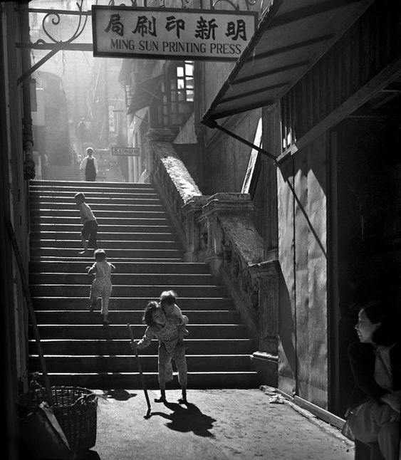 AWDemystified's tweet photo. Photographer Ho Fan has been shooting black and white street photography since the 1950s.
⠀
#HoFan
.
https://t.co/ym1E9v9d0J
.
.
#praxisart #art #artist #artlovers #artgallery #artmarket #artistic #artwork https://t.co/0cERBDbGok
