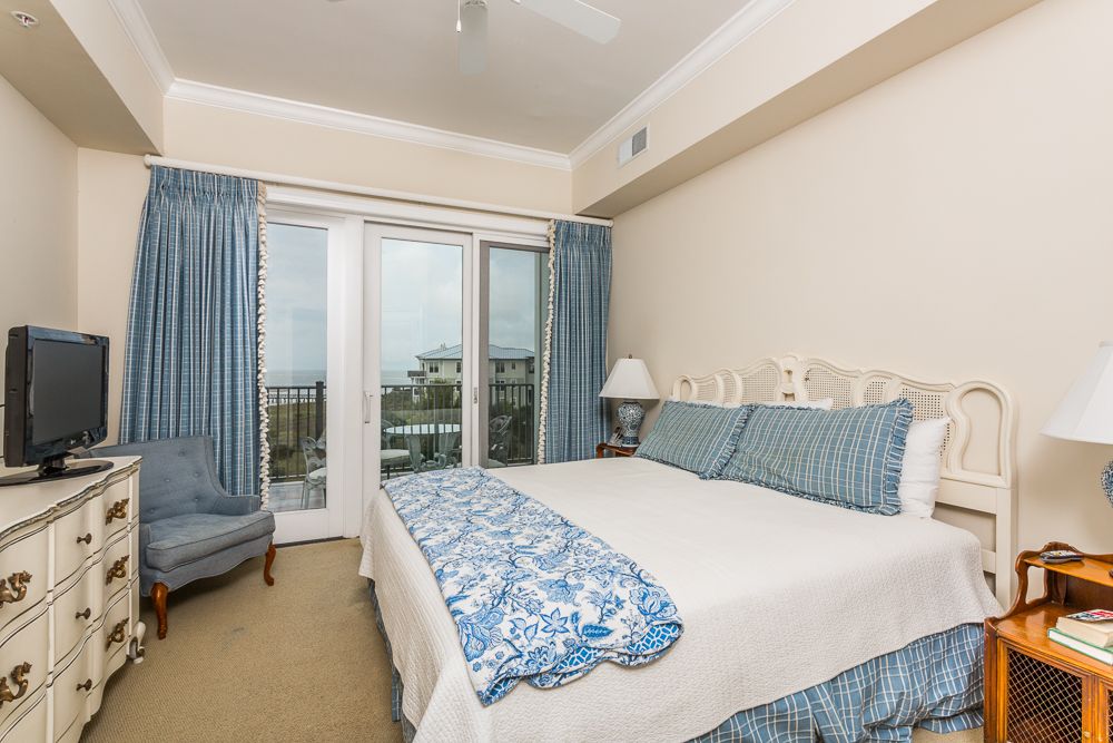 It's dinner time!  With a spacious kitchen and marsh views from the balcony, eating in is more romantic than ever.  Book a romantic retreat for you and your special someone.  *Waterfront Drive #333* vacations@hodnettcooper.com