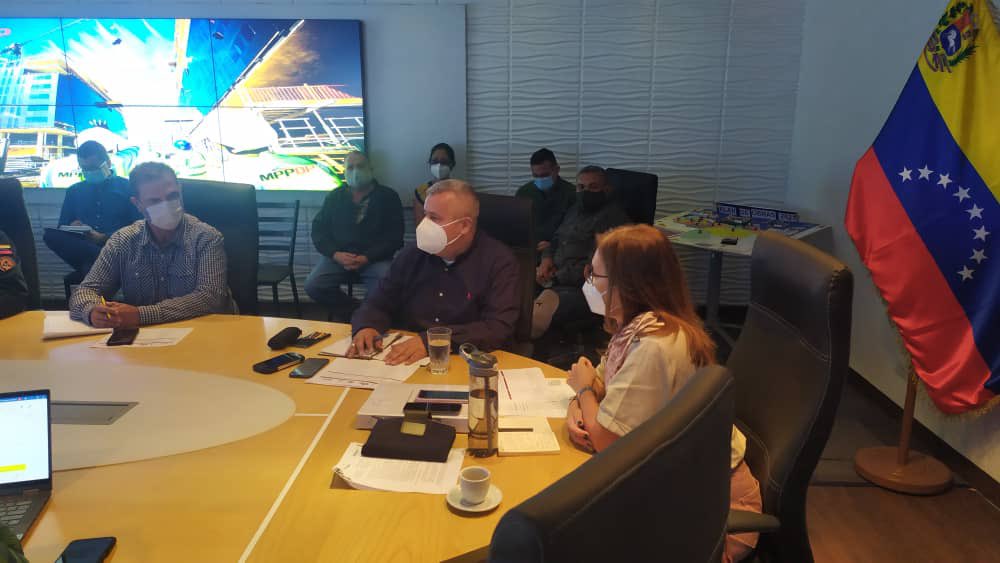 GRaulparedes's tweet photo. #25Enero Nos encontramos en reunión con la Camarada @JackieCPSUV Pdta. De la @MVzlaBella para analizar el despliegue que se efectuará con las #BRICOPT en aras de seguir fortaleciendo las jornadas de desinfección y embellecimiento en el país #CarvativirParaVivir https://t.co/fIF4tPZjgg