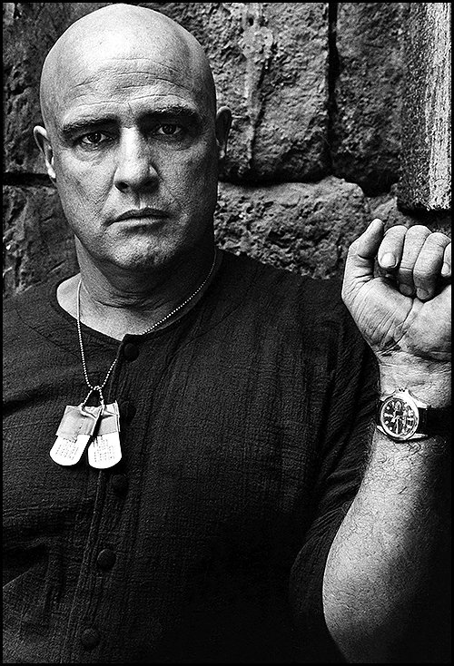 la guerre et bah non ce fils de chien arrive sur le tournage OBÈSE HAHAHAHAHA et à cause ça le réalisateur a du changer tout ses plans en le filmant en contre plongée ce gros lard, ah oui et c'est pas tout, el jefe ne connait absolument pas son texte en venant sur le plateau PTDR