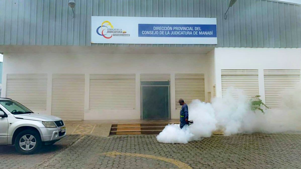 ManabiCJ's tweet photo. #PORTOVIEJO ➡️ Gracias a la gestión de la Dirección Provincial de @ManabiCJ, se realizó la desinfección de las instalaciones del área Administrativa y Disciplinaria para precautelar la salud de servidores judiciales y usuarios durante la pandemia por el #Covid19 👥 https://t.co/mqgUVKKIT7